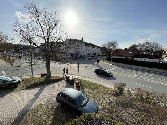 Blick vom Balkon zu den Autostellplätzen