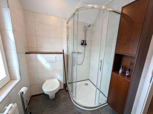 Tageslichtbad mit bodenebener Dusche