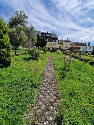 Blick vom Garten auf das Haus