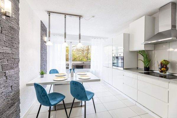 Küche mit Zugang zum Balkon