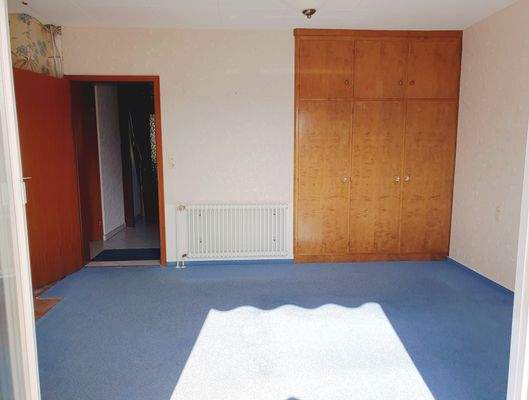 11 Schlafzimmer mit Einbauschrank .jpg