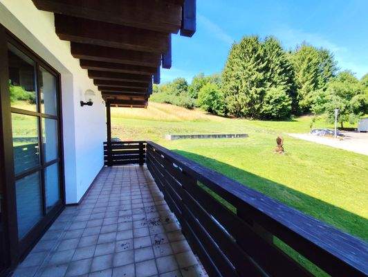 großzügiger Balkon im EG