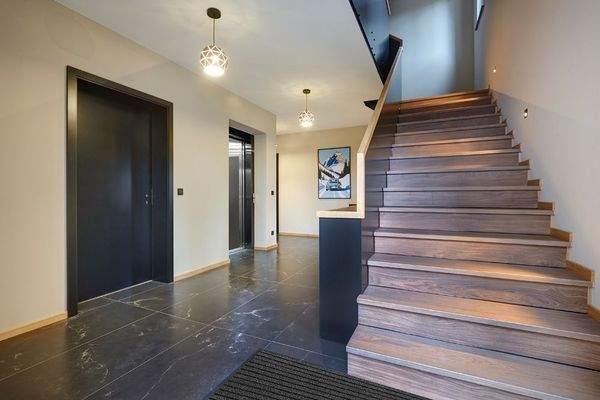 Treppenhaus mit Fahrstuhl