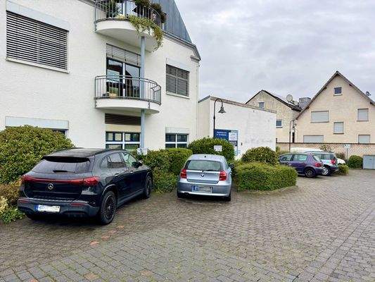 ...direkt am Gebäude