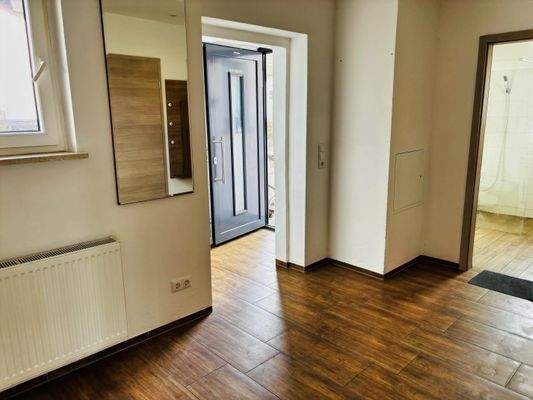 ansprechend gestaltete, große Eingangsdiele mit Windfang