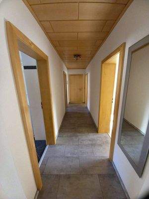 Flur zur Wohnungseingangstür.jpg