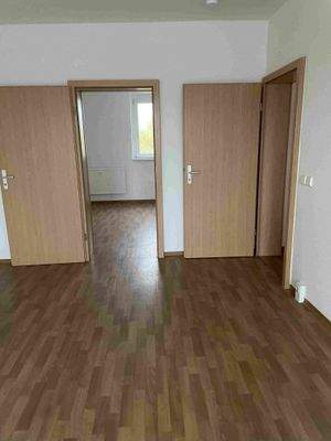 Blick vom Wohnzimmer zum Schlafzimmer/Flurtür