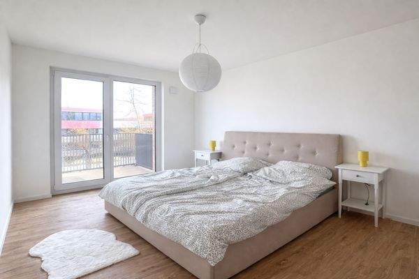 Helles Schlafzimmer mit Bett