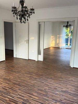 Lichtdurchfluteter Wohntraum mit elegantem Designerboden und stilvollem Kronleuchter - Ihr neues Zuhause wartet!