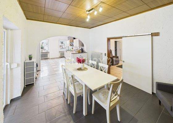 Schönes Esszimmer mit Zugang zum Balkon