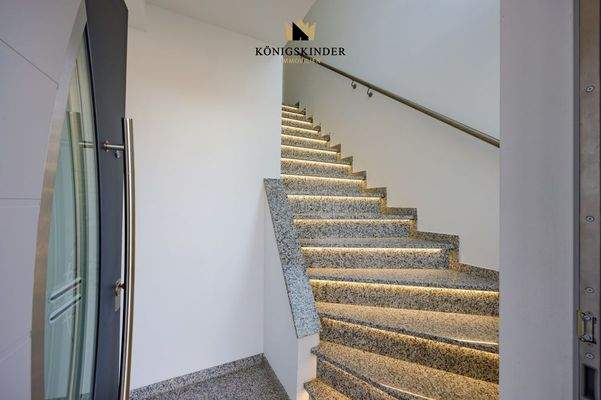 ...die Treppe hoch ins Obergeschoß...