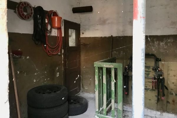 Kellereingang im Backsteingebäude