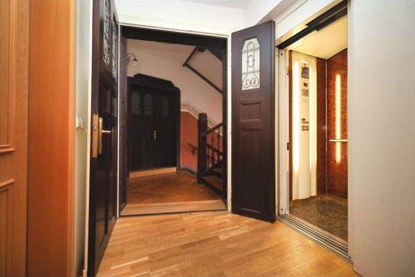 Etagenflur mit Aufzug