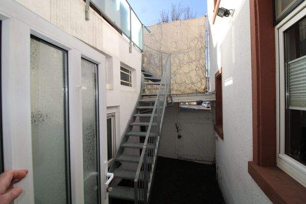Treppe im Hof zur Dachterrasse