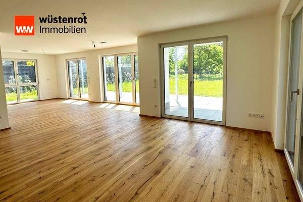 Wohnzimmer mit Essplatz und Küchenbereich sowie barrierefreien Zugang zur Terrasse