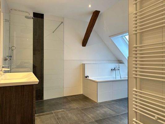 Dusch-/Wannenbad im DG