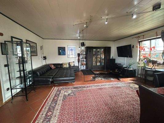 Wohnzimmer mit Zugang zum Balkon