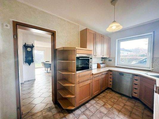 Küche mit Zugang zum Wohn-/Esszimmer