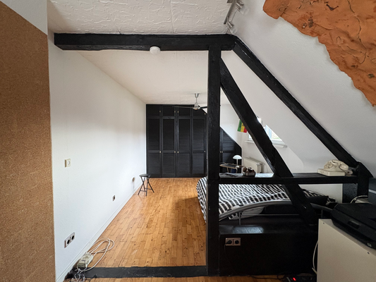 Schlafzimmer 1 mit Einbauschrank (DG)