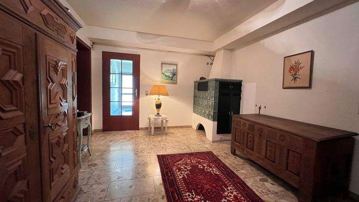 Diele mit Kachelofen im UG