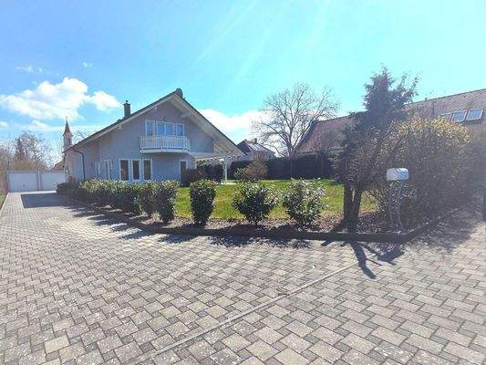 Blick aufs Haus mit großzügiger Einfahrt