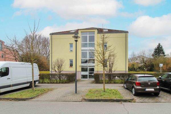 Außenansicht mit Parkplatz