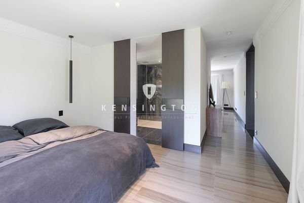 Masterschlafzimmer mit Zugang zum Bad en Suite im 