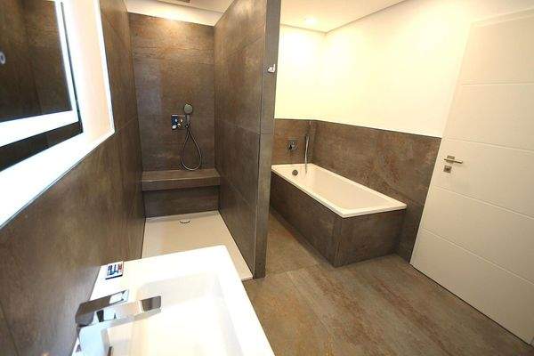 Bad mit Dusche und Badewanne