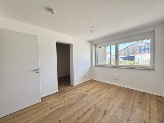 Schlafzimmer mit Zugang zur begehbaren Ankleide