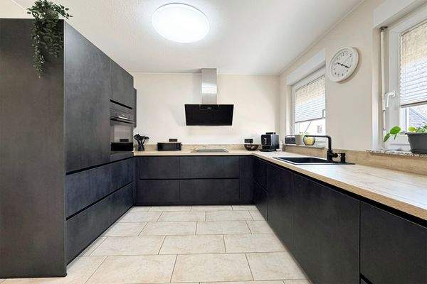 moderne, großzügige Einbauküche