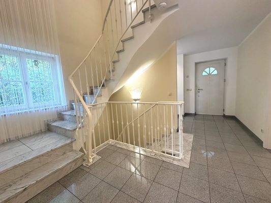 Eingangsbereich mit Treppenhaus