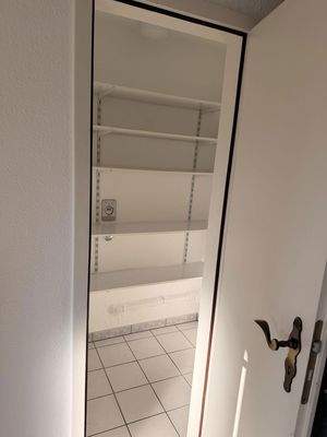 Vorratsraum neben Küche