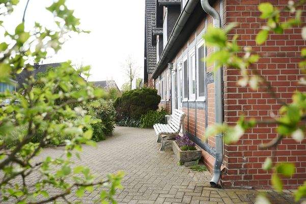 Seitlicher Blick vom Parkplatz auf den Eingang