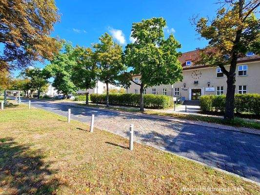 Gymnasium ca. 1,5 km entfernt - Bushaltestelle vor der Tür
