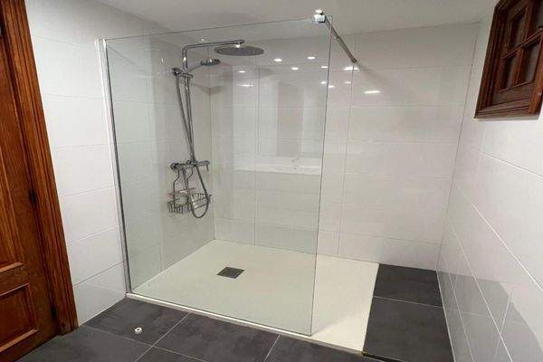 Badezimmer mit bodentiefer Dusche