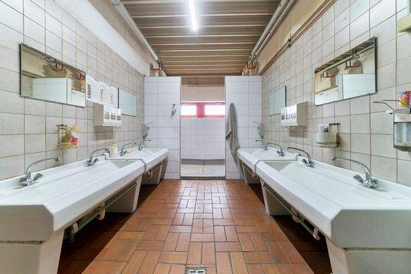 064_Sanitärräume Waschtische und Duschen.jpg