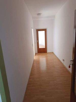 Bild 7 - Flur Büro Innen.jpg