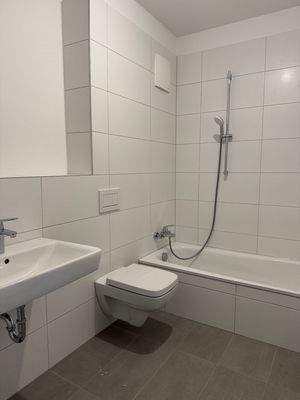 Bad mit Dusche und Badewanne