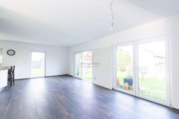 viele Fenster für viel Licht im Wohnraum