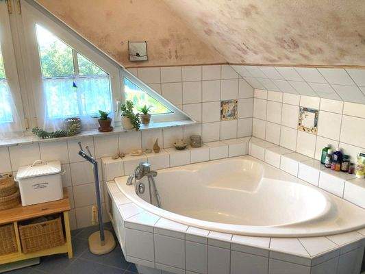 Masterbad mit Eckwanne, OG