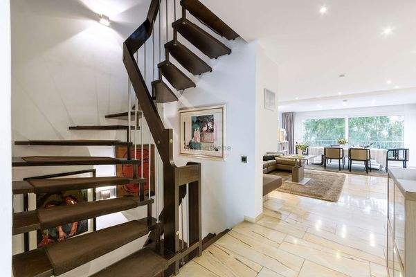 Offener Wohnbereich mit Treppe im Erdgeschoss