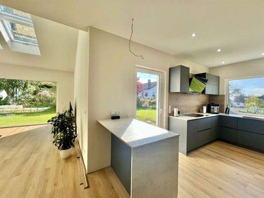 Offener Küchenbereich mit Bartheke und Zutritt in 