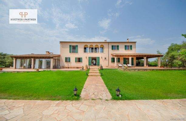 Hausfasade mit Garten