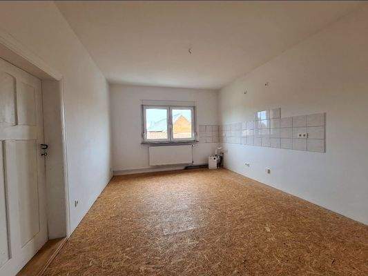 Küche im OG mit Eingang zum Abstellraum