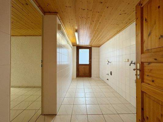 Waschraum-mit-Zugang-zum-Garten