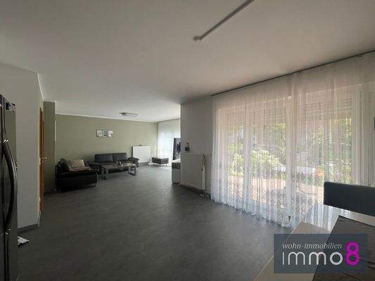  Mit Blick in den Garten 