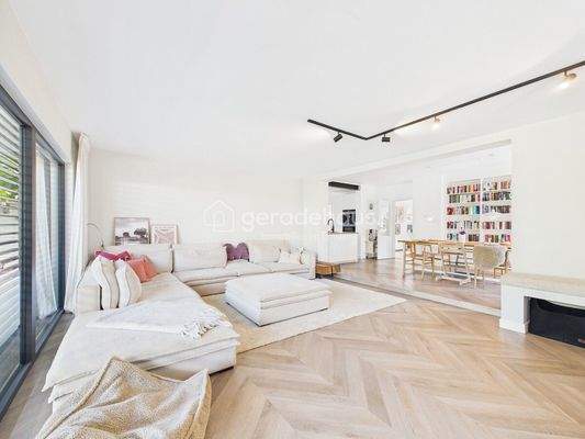 CAM03818G0-PR0061-STILL029