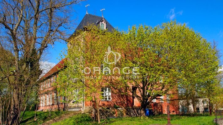 ehemaliges Amtsgebäude mit Turm