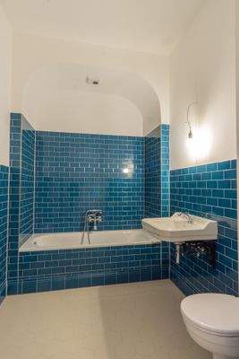 Badezimmer mit Wanne 