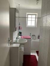 Helles Bad mit Fenstersicht